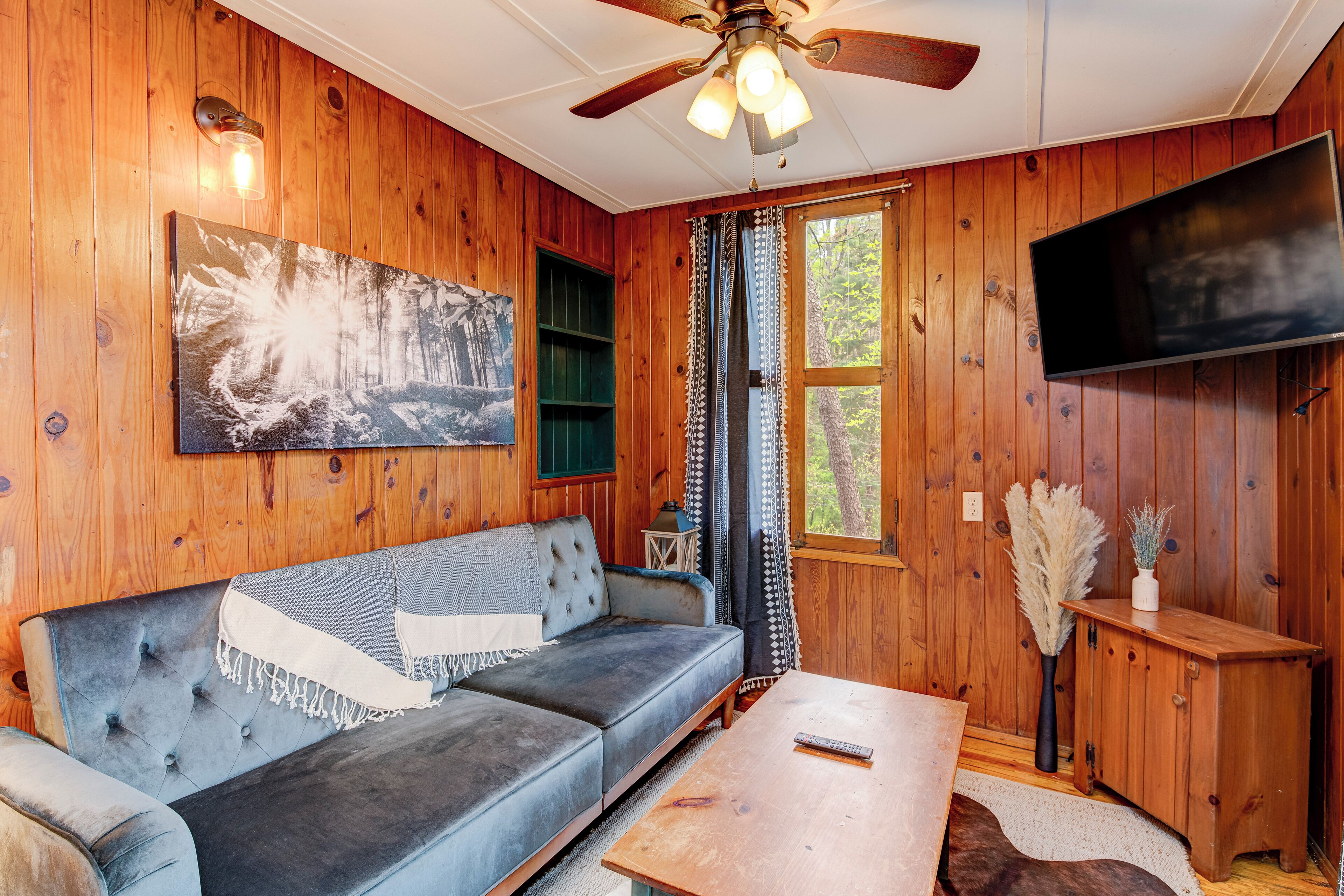 Charming 1-bedroom cabin w/private deck walking distance to downtown Waynesville