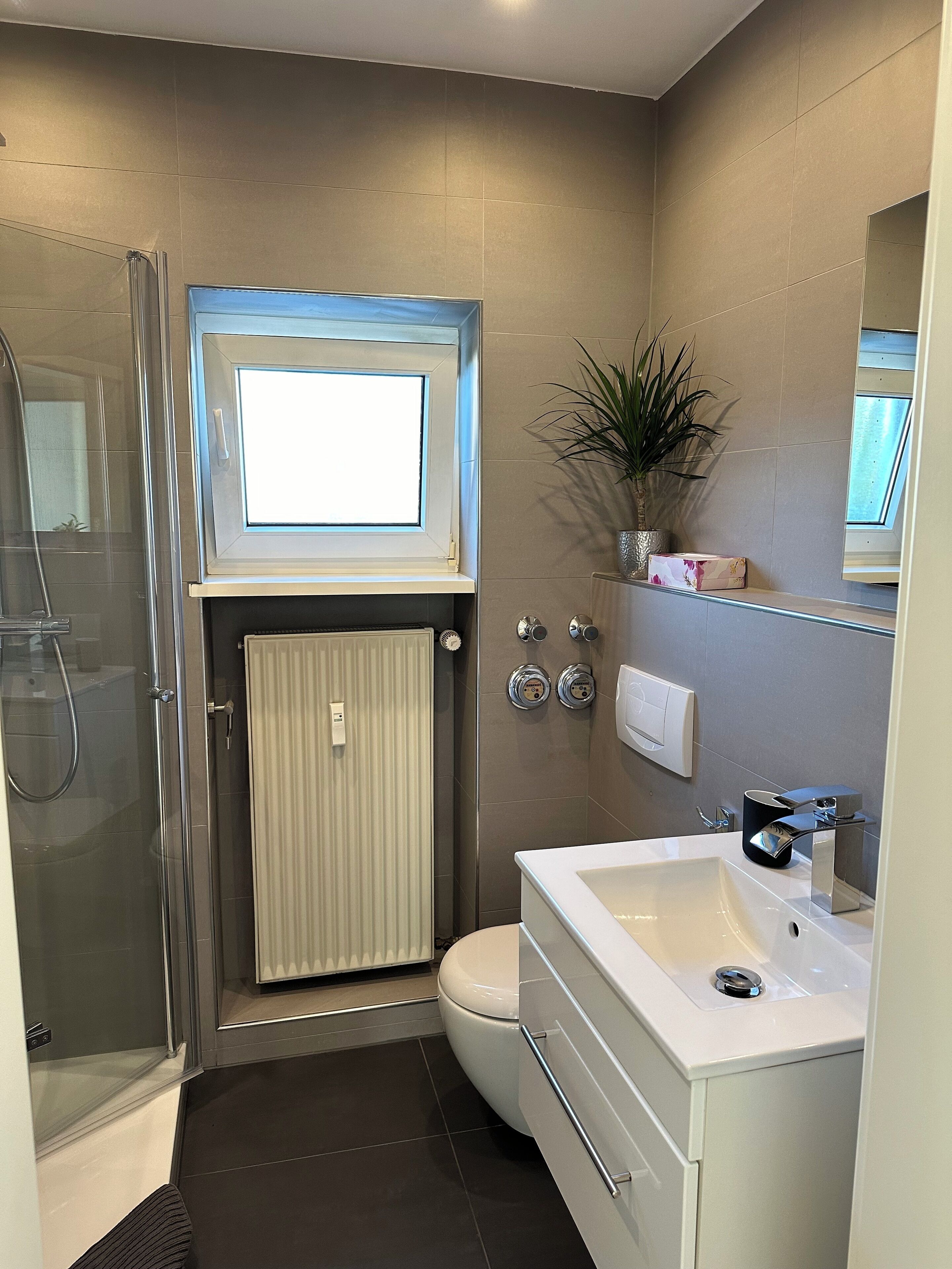 Dusche, Haartrockner, Handtücher, Seife