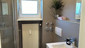 Dusche, Haartrockner, Handtücher, Seife