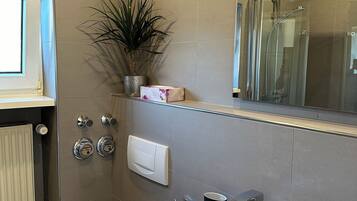 Dusche, Haartrockner, Handtücher, Seife