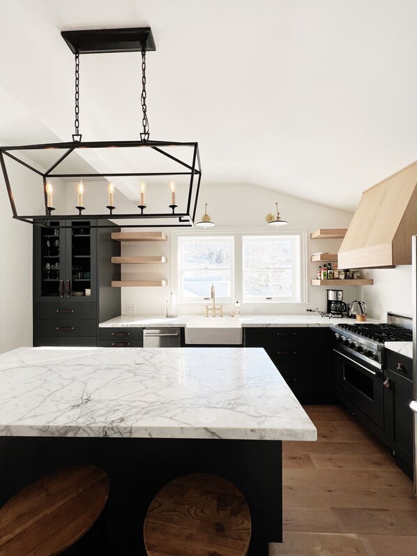 Fridge, microwave, oven, stovetop - Charming Cottage steps to restaurants, shops & slopes (Park City)