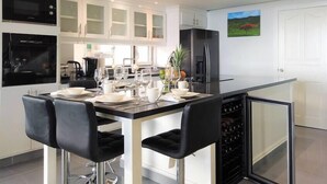 Kaffetrakter/tekoker, kjøleskap, mikrobølgeovn og ovn