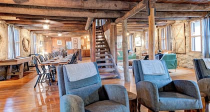 Large Lodge within walking distance to downtown Waynesville - sleeps 16