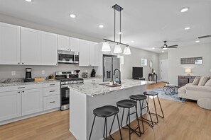 Frigorifero, microonde, forno, piano cottura