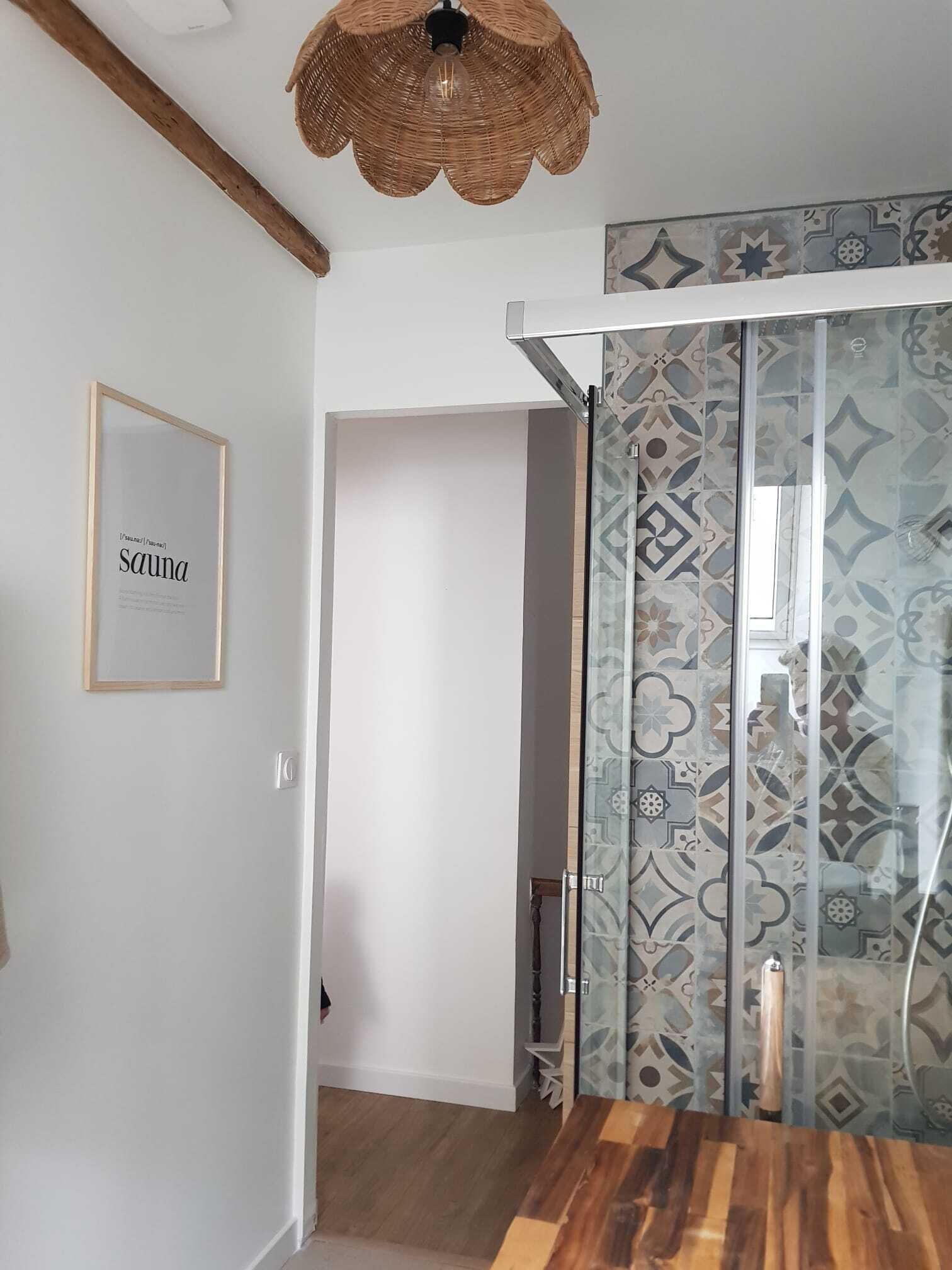 Een douche, een haardroger, handdoeken, zeep