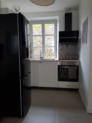 Microondas, horno, placa de cocina