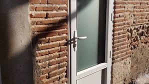 A white door with a glass panel, set in a brick wall. - La Sirène, Entre le zoo de Beauval et les Châteaux de la Loire (Romorantin-Lanthenay)