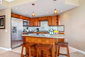 Geladeira, micro-ondas, fogão, lava-louças