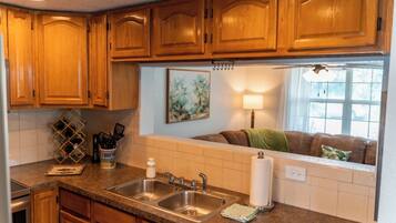 Townhouse Comfort, 2 kamar tidur, dapur, pemandangan danau | Dapur pribadi