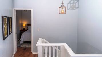 Townhouse Comfort, 2 kamar tidur, dapur, pemandangan danau | Setrika/meja setrika dan Wi-Fi gratis