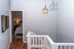 Comfort Townhome, 2 Bedrooms, Kitchen, Lake View - Waterfront Getaway and BBQ (Hudson)