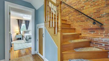 5 bedrooms, desk, iron/ironing board, travel crib