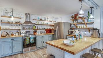 Coffee/tea maker, fridge, microwave, stovetop