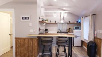 Micro-ondas, fogão, cooktop, cafeteira/chaleira