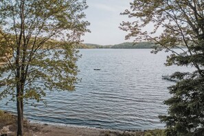The beach - 6BR Lakefront Muskoka Sunset Retreat w/ Hot Tub, Dock & Firepit (Utterson)