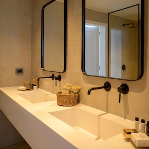 Douche, serviettes fournies, savon, shampoing
