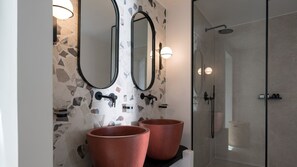 Een douche, handdoeken, zeep, shampoo
