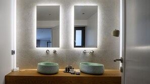 Doccia, asciugamani, sapone, shampoo