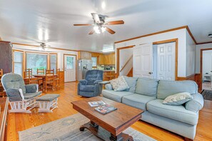 TV - Half Mile to Beach: Murrells Inlet Home w/ Deck! (Murrells Inlet)