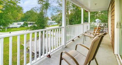 Half Mile to Beach: Murrells Inlet Home w/ Deck!