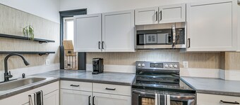 Walk to Dtwn Albany! Extended Escape w/ Deck