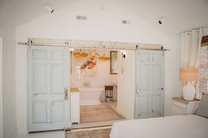 3 bedrooms, iron/ironing board, WiFi, bed sheets - Water Street Cottage (Swansboro)