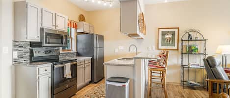 Een koelkast, een magnetron, een oven, een kookplaat