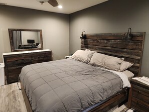 2 bedrooms, desk, iron/ironing board, WiFi