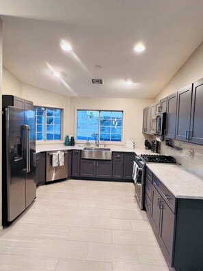 雪櫃、微波爐、焗爐、爐具