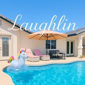 Una piscina al aire libre, una piscina climatizada