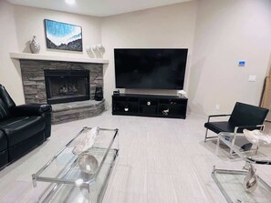 TV connectée, cheminée, espaces bureaux