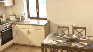 Kühlschrank, Mikrowelle, Herdplatte, Geschirrspüler