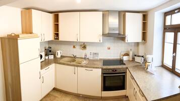 Kühlschrank, Mikrowelle, Herdplatte, Geschirrspüler