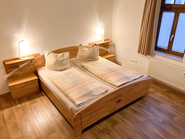 2 chambres, coffres-forts dans les chambres, lit parapluie