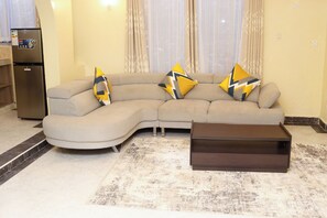 Superior Apartment, 3 Bedrooms, Kitchen, Garden View | Ruang tamu | TV skrin rata 