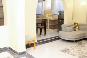 Superior Apartment, 3 Bedrooms, Kitchen, Garden View | Ruang tamu | TV skrin rata 