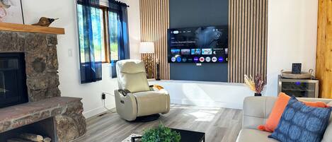 Una Smart TV, una chimenea