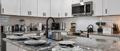 Refrigerador, microondas, horno, placa de cocina