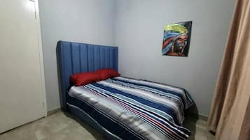 2 habitaciones, tabla de planchar con plancha, wifi y ropa de cama