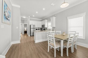 Casa, várias camas, sacada, vista parcial para o oceano (22704 Front Beach Road) | Opções para refeição