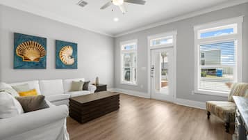 Casa, várias camas, sacada, vista parcial para o oceano (22704 Front Beach Road) | Área de estar | TV de tela plana 50 polegadas com canais digitais