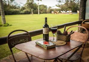 Outdoor dining - Aguapé Lodge (Colonia Carlos Pellegrini)
