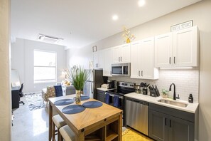 Kylskåp, mikrovågsugn, ugn och spishäll