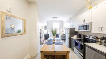 Réfrigérateur, micro-ondes, four, plaque de cuisson