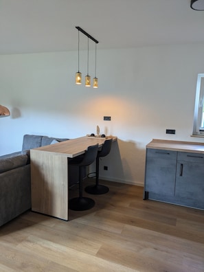 Dining - Moderne Ferienwohnung, wo Komfort auf Technologie Trifft! Neu ab August 2024 (Medebach)