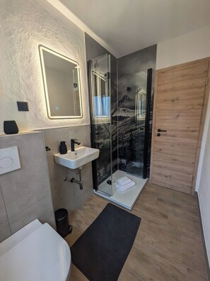 Shower, hair dryer, towels, soap - Moderne Ferienwohnung, wo Komfort auf Technologie Trifft! Neu ab August 2024 (Medebach)