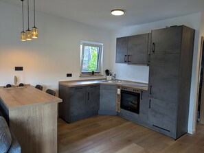 Fridge, oven, stovetop, dishwasher - Moderne Ferienwohnung, wo Komfort auf Technologie Trifft! Neu ab August 2024 (Medebach)
