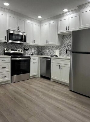 ثلاجة، ميكروويف، فرن، موقد طهي مسطح