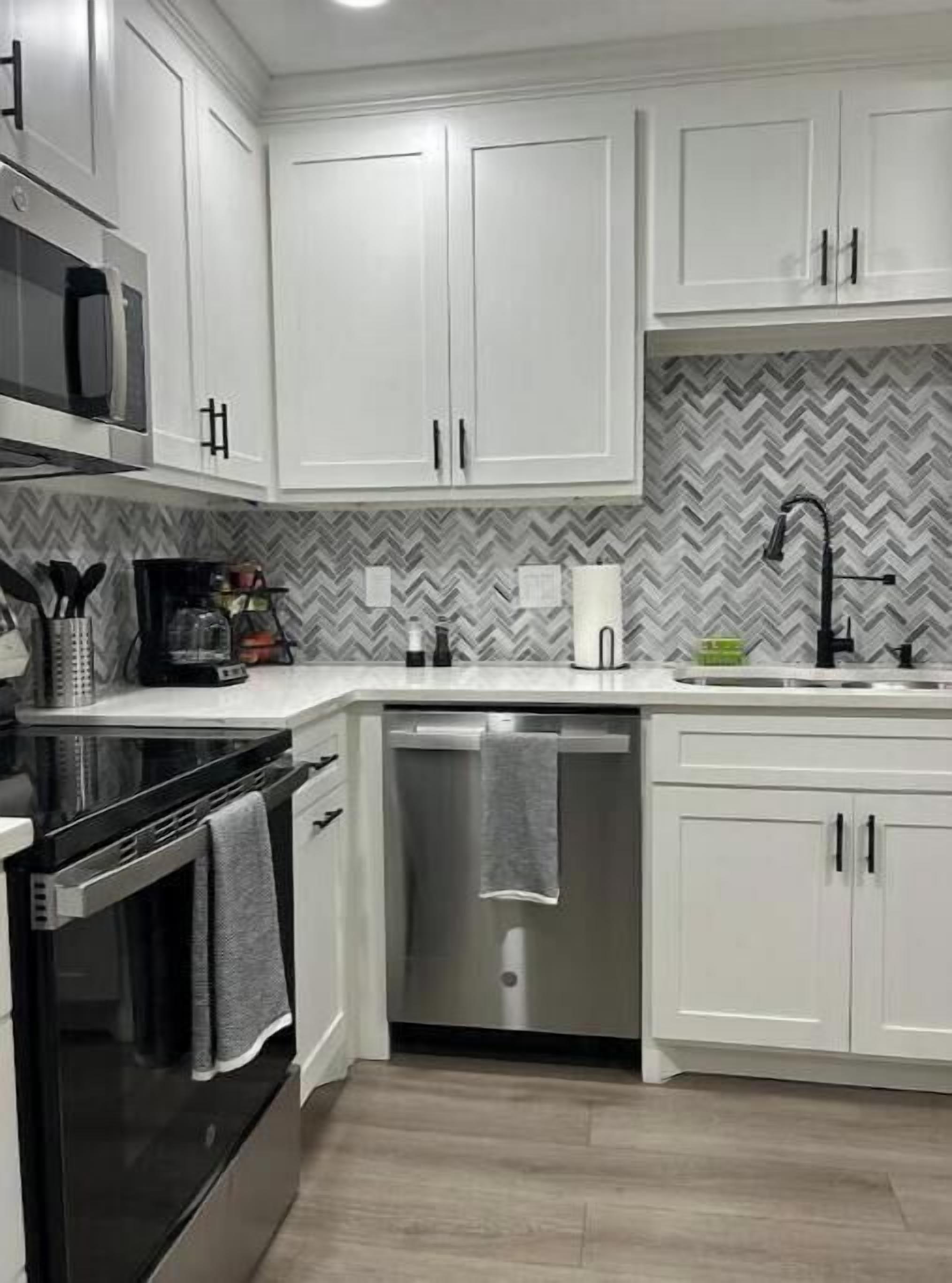 冰箱、微波炉、烤箱、炉灶