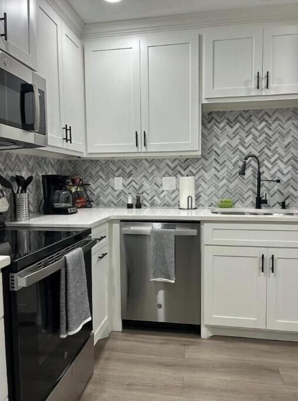 Kühlschrank, Mikrowelle, Ofen, Herdplatte